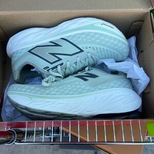 New balance 1080s 
Great used condition! 
Size 7.5 
Light green and cream